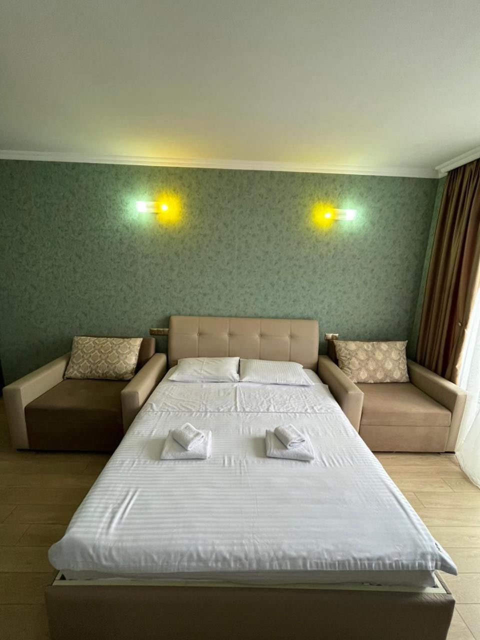 Holiday Lux Tower Батумі Екстер'єр фото