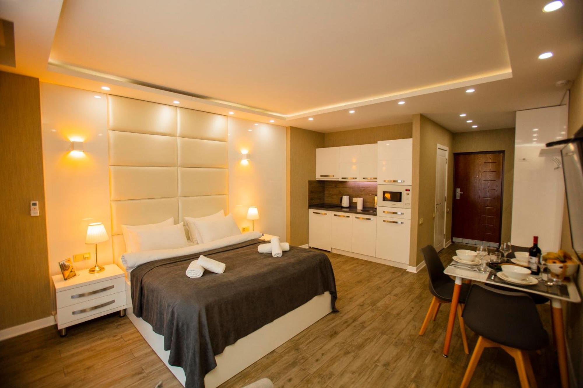 Holiday Lux Tower Батумі Екстер'єр фото